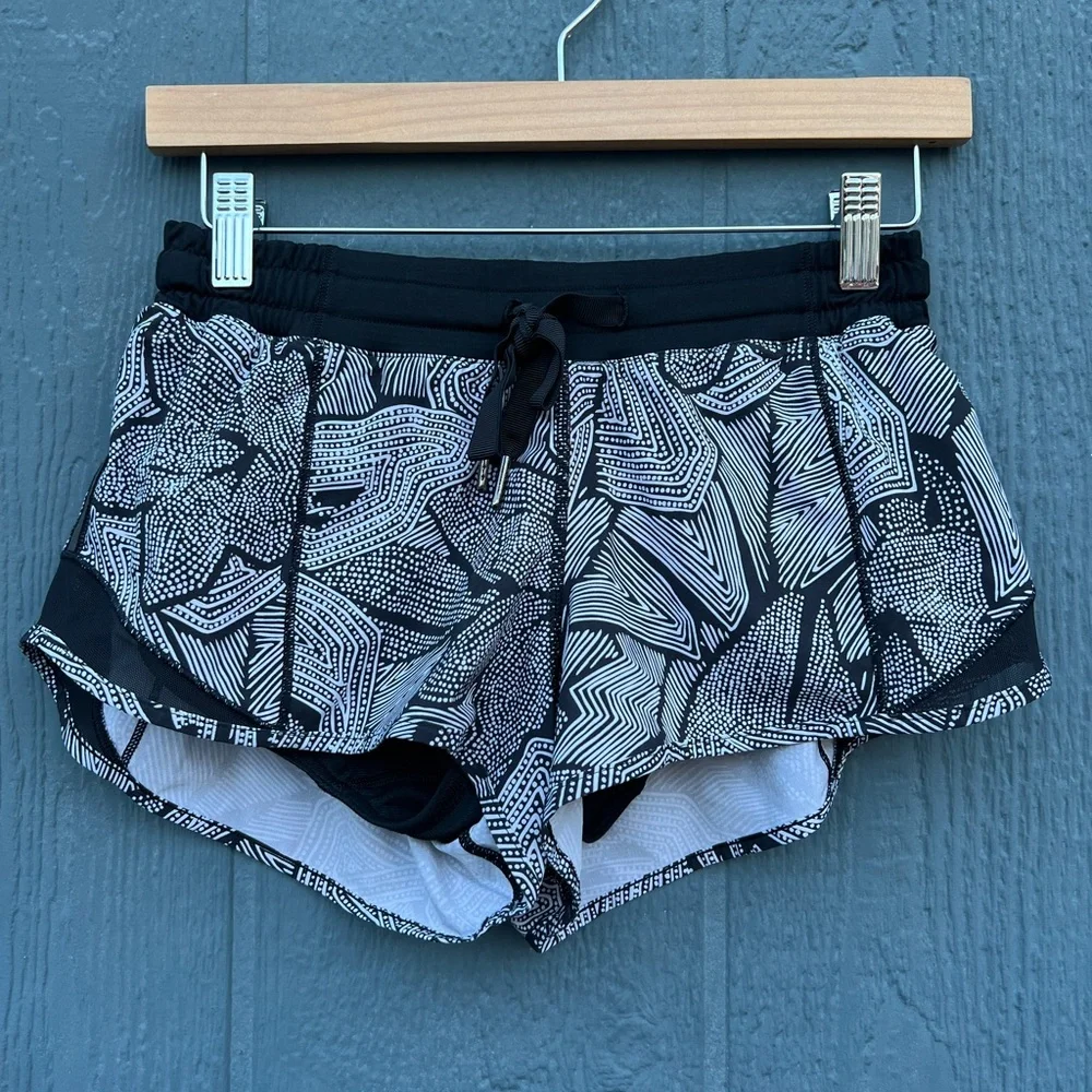 Lululemon Hotty Hot Shorts 2.5” Dottie Tribe White Black Size 4